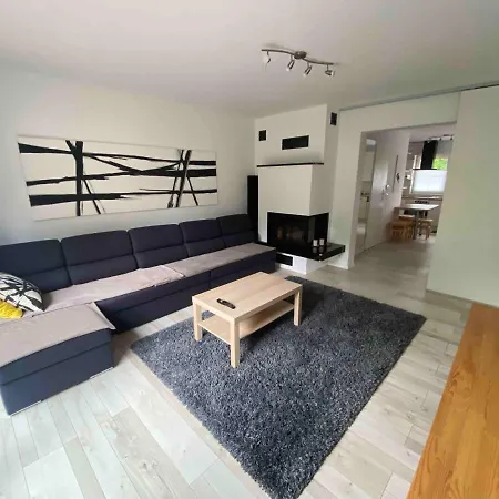 Apartment Kleine Schoene Doppelhaushaelfte *